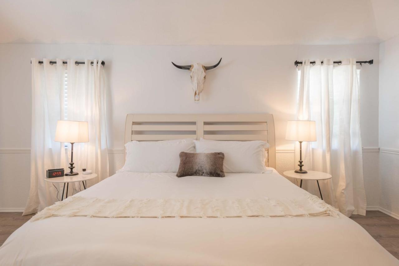 Timeless-Texas-Inn - Heated Pool Oasis & Lux Vibe Раунд-Рок Экстерьер фото